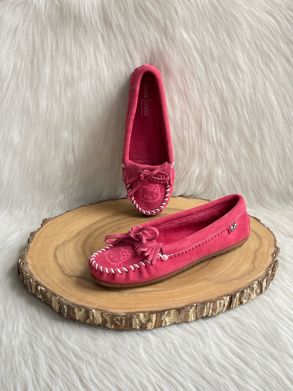 LIKE NEW Minnetonka x Hello Kitty embroidered pink leather fringe moccasins